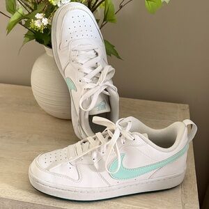 NIKE kids court borough low 4.5 y like new